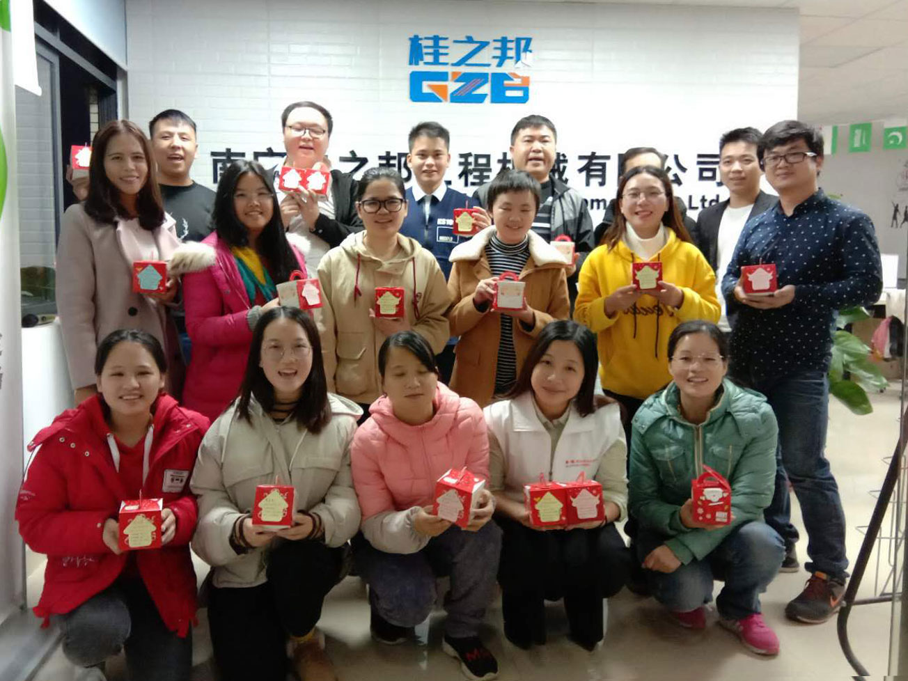 你是不是在等待一位賣挖機(jī)配件頭戴紅帽子、有白胡子的老人出現(xiàn)？